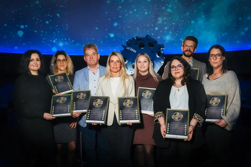 Die Ausgezeichneten präsentieren ihre Zertifikate.