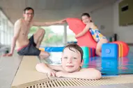 Familie hat Spaß beim Schwimmbad Besuch auf Spiekeroog