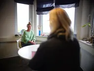 Zeit für Gespräche. Während des Kuraufenthaltes bekommen die Patientinnen ein individuelles Programm in Absprache mit unseren Ärzten:innen und Therapeuten:innen 