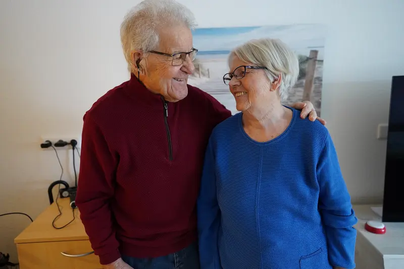 Anita und Manfred Barthel lachen einander an.