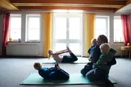 Gemeinsame Yogastunde während der Mutter-Kind-Kur in der Kurklinik "Haus am Deich" von Regenesa