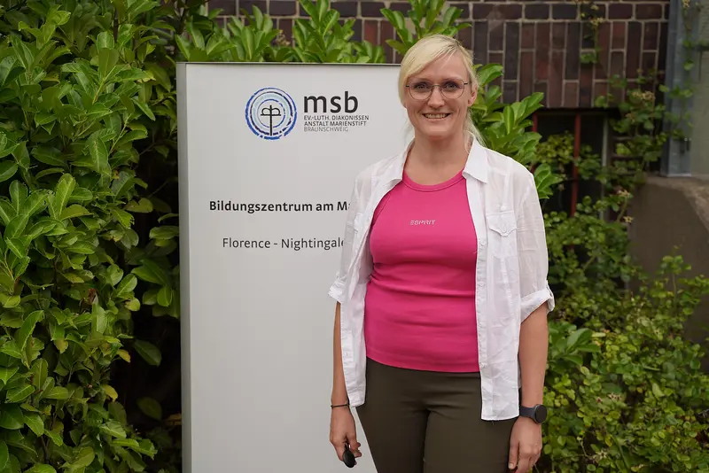 Das Bild zeigt Anna Mosch vor dem Bildungszentrum Marienstift.