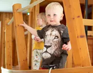 Kleiner Junge spielt in dem Indoor-Spielplatz der Regenesa Familienferienstätte