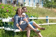 Familie macht Urlaub auf Spiekeroog in der Regenesa Familienstatte "Haus Seerose"
