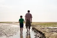 Vater und Sohn am Strand auf Spiekeroog