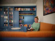 Zeit für Ruhe. Eine Patientin liest ein Buch in gemütlicher Atmosphäre. 