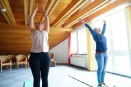 Yogastunde während der Mutter-Kind-Kur in der Kurklinik "Haus am Deich" von Regenesa