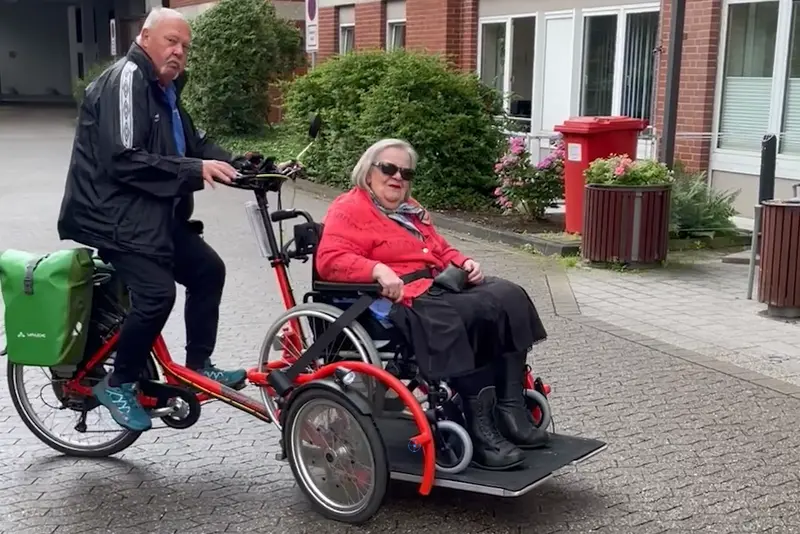 Das Bild zeigt die Rollstuhl-Rikscha in Bethanien.