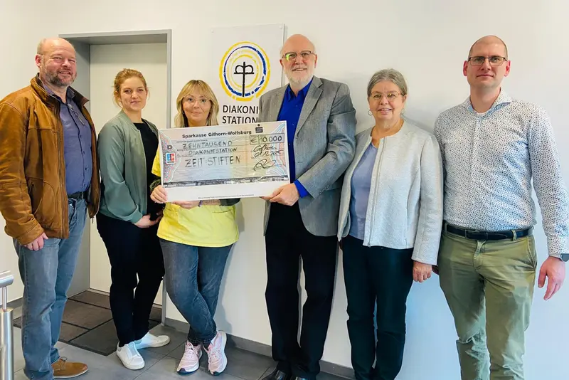 Zeit:Stiften spendet erneut 10.000 Euro an die Diakoniestation Gifhorn. Diese kommt den Senior:innen in Form von Zeit und Zuneigung zugute.