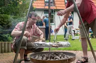 Familie macht Urlaub auf Spiekeroog in der Regenesa Familienstatte "Haus Seerose" und grillt im Garten