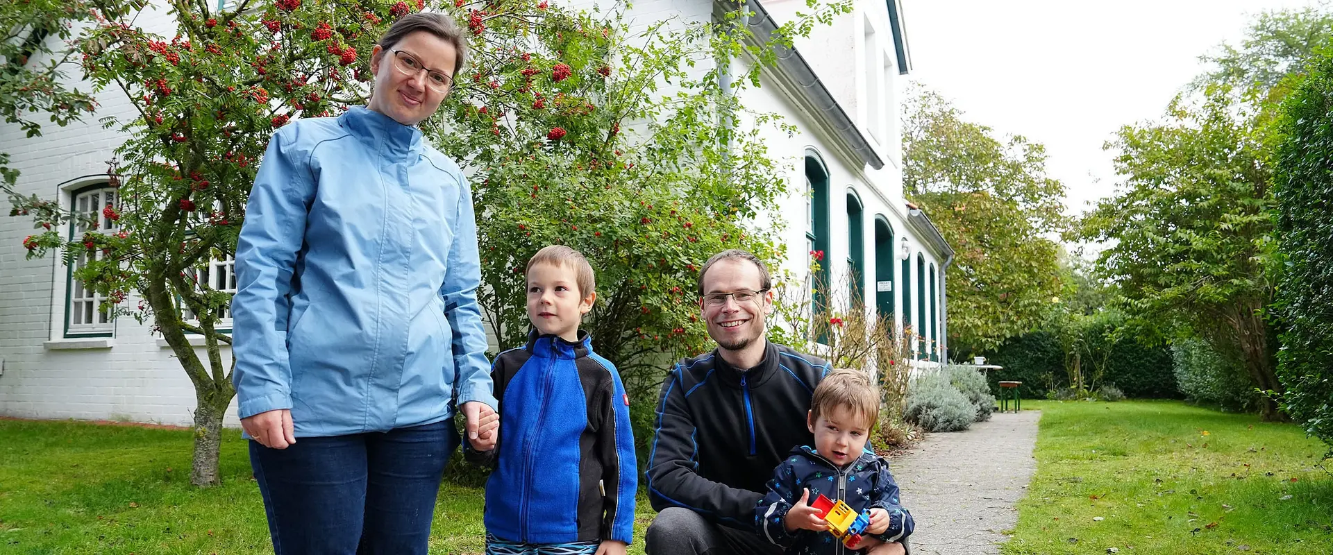 Familie macht Urlaub auf Spiekeroog in der Regenesa Familienstatte "Haus Seerose"
