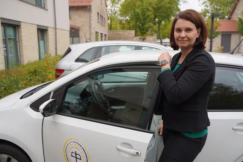 Nancy Neumann steht vor einem Dienstwagen der SAPV in Braunschweig.