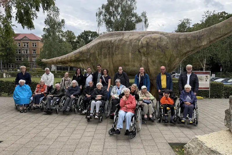 Fortgesetzt wurden die Gespärche bei der gemeinsamen Bahnrückfahrt zum St. Vinzenz. Schritt für Schritt näherte man sich so dem Abschied voneinander, der teils wehmütig stimmte, war man doch immerhin gemeinsam durch Braunschweig, durch die Zeit, in schwindelerregende Höhe und gar bis zum Niger gereist!