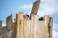 Kinder spielen auf dem Spielplatz der Regenesa Familienferienstätte auf Spiekeroog