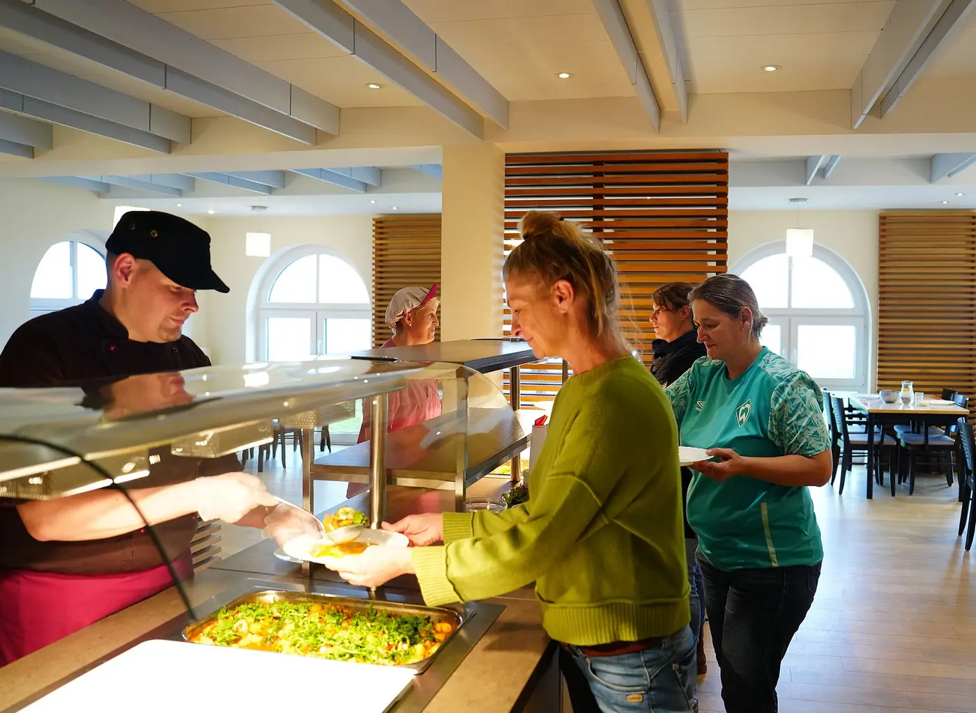 Speisesaal in der Kurklinik "Die Insel" auf Juist. Frisch gekochtes Essen wird ausgeteilt
