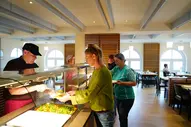 Speisesaal in der Kurklinik "Die Insel" auf Juist. Frisch gekochtes Essen wird ausgeteilt