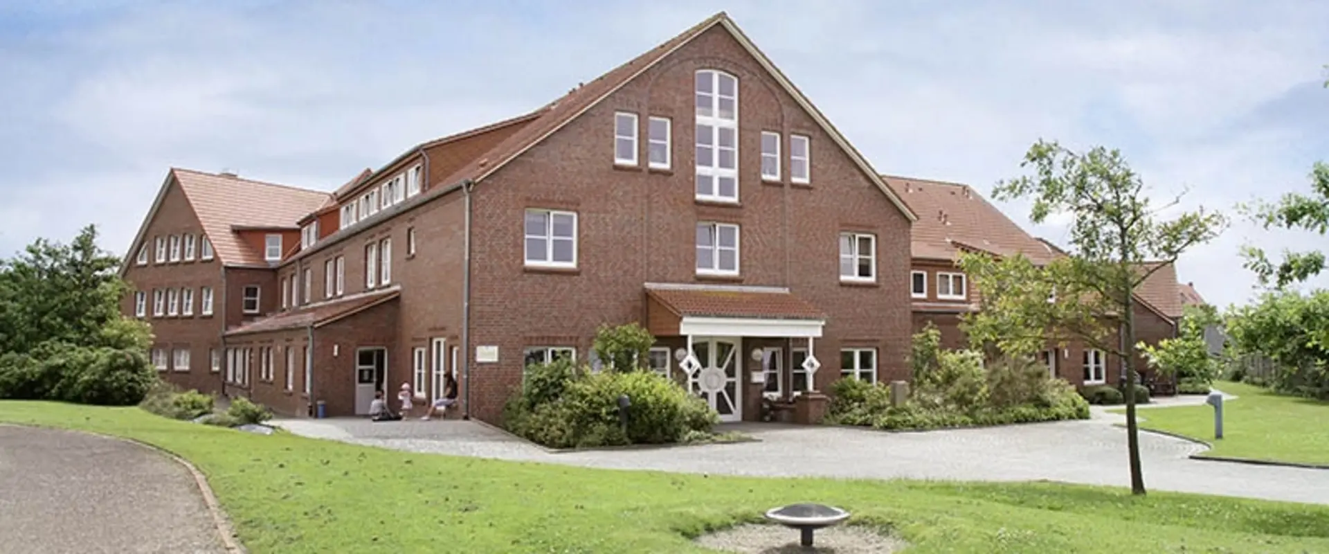 Blick auf die Kurklinik "Haus am Deich" in Norddeich direkt an der Nordsee