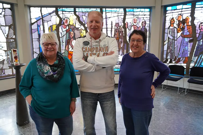 Die drei Ehrenamtlichen stehen in der Kapelle des Senioren- und Pflegezentrums St. Viuts in Seesen.