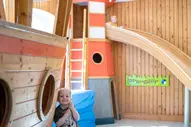 Kinder spielen in dem Indoor-Spielplatz der Regenesa Familienferienstätte