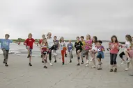 Gruppe von Kindern bei gemeinsamen Aktivitäten am Strand