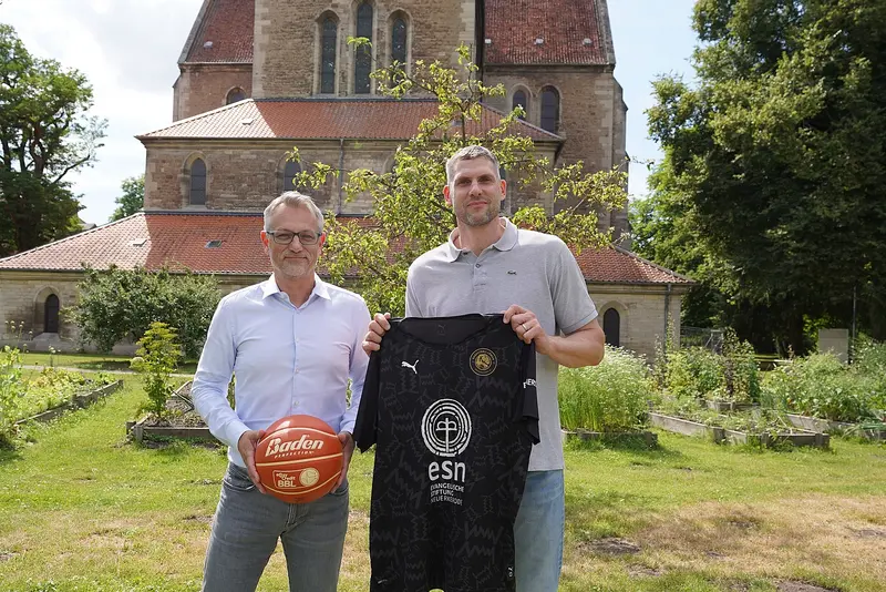 Ingo Beese (Vorstand esn) und Nils Mittmann (Geschäftsführer Basketball Löwen Braunschweig)
