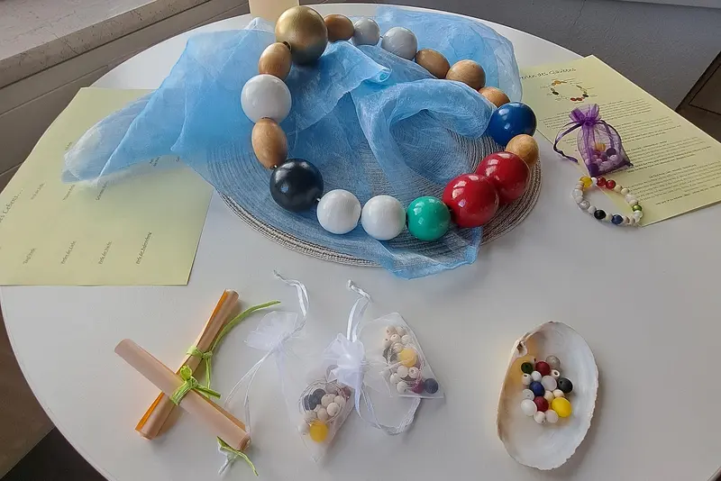 Das Bild zeigt die Perlen des Glaubens auf einem Tisch.