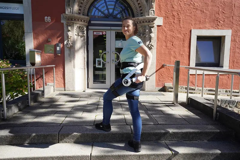 Eine Mitarbeiterin der Diakoniestation Braunschweig testet das Exoskelett.
