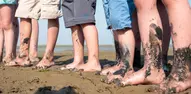 viele Kinderfüße am Strand von Spiekeroog