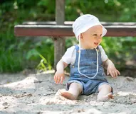 Kleinkind spielt im Sand